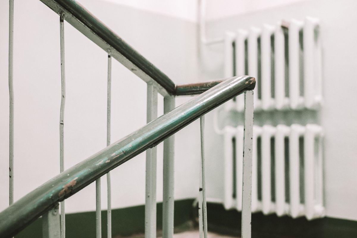 Escalera sin ascensor en Mataró: así se baja un cuarto piso entero